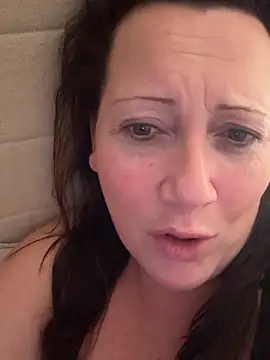 Snapshot of xsexycurvymilf chatting on 02/19/25, 06:22 xsexycurvymilf online show from 02/19/25, 06:22