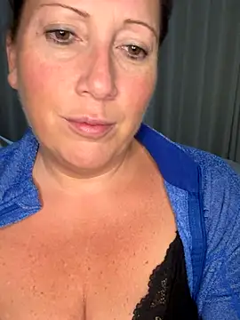 Snapshot of xsexycurvymilf chatting on 10/06/25, 02:07 xsexycurvymilf online show from 10/06/25, 02:07