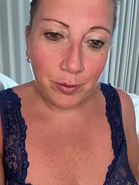 Snapshot of xsexycurvymilf chatting on 09/11/25, 10:37 xsexycurvymilf online show from 09/11/25, 10:37