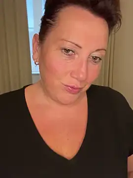 Snapshot of xsexycurvymilf chatting on 10/08/25, 03:24 xsexycurvymilf online show from 10/08/25, 03:24