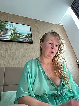 EmmaInLove23 online show from 06/24/26, 12:20