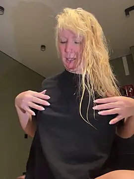 EmmaInLove23 online show from 11/22/25, 02:21