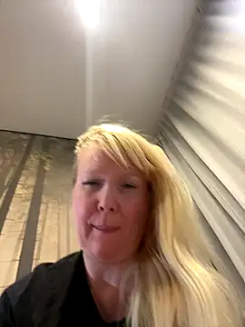 EmmaInLove23 online show from 11/19/25, 03:06