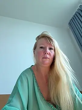 EmmaInLove23 online show from 05/20/26, 03:03