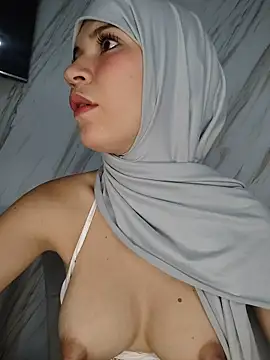 Snapshot of hanaa_18 chatting on 02/15/26, 08:35 hanaa 18 online show from 02/15/26, 08:35