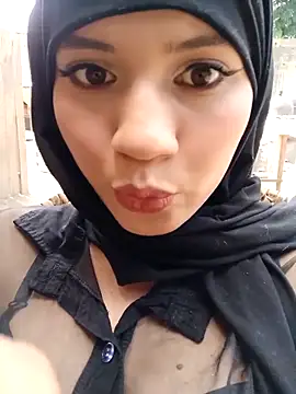 Snapshot of hanaa_18 chatting on 02/13/25, 05:11 hanaa 18 online show from 02/13/25, 05:11