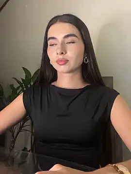 Coralinee 01 online show from 12/22/25, 01:28