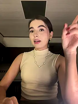 Coralinee 01 online show from 12/18/25, 12:27