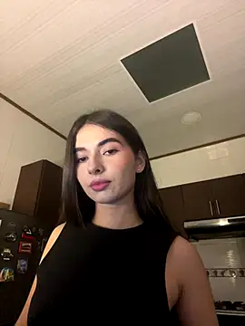 Coralinee 01 online show from 11/21/25, 12:20