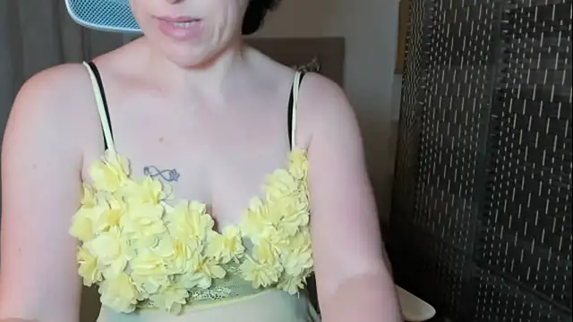 Snapshot of emmita69_ chatting on 07/19/26, 12:41 emmita69 online show from 07/19/26, 12:41