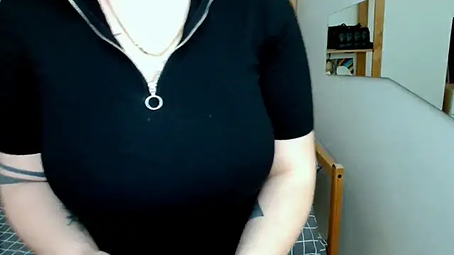 Snapshot of leila_beayte_ chatting on 03/12/25, 05:49 leila beayte online show from 03/12/25, 05:49
