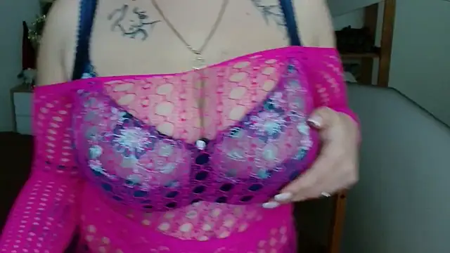 Snapshot of leila_beayte_ chatting on 02/17/25, 06:28 leila beayte online show from 02/17/25, 06:28