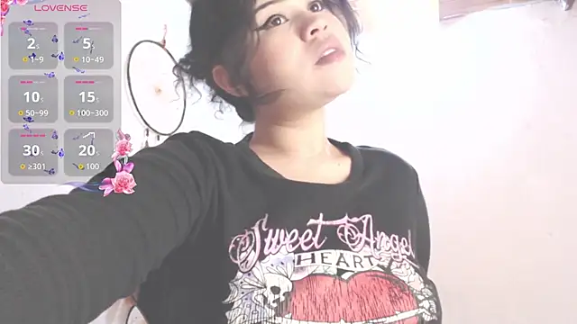 Snapshot of Amara18_ chatting on 11/16/25, 05:01 Amara18 online show from 11/16/25, 05:01