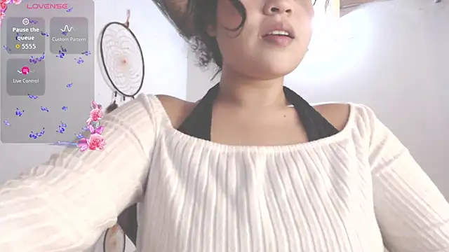 Snapshot of Amara18_ chatting on 10/25/25, 06:41 Amara18 online show from 10/25/25, 06:41