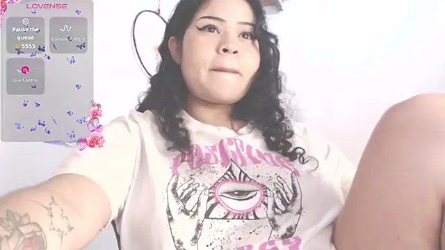 Snapshot of Amara18_ chatting on 11/28/25, 12:11 Amara18 online show from 11/28/25, 12:11