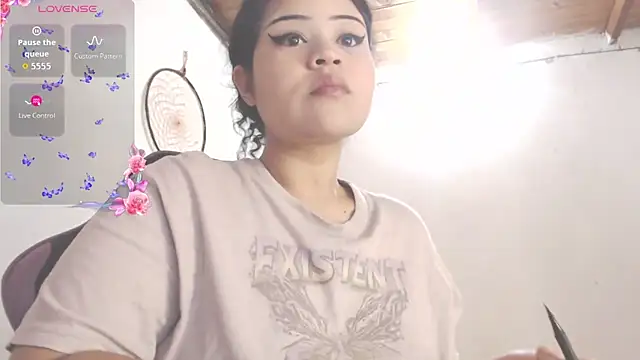 Snapshot of Amara18_ chatting on 04/11/26, 06:32 Amara18 online show from 04/11/26, 06:32