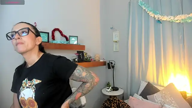 kira moon   online show from 03/31/26, 09:17