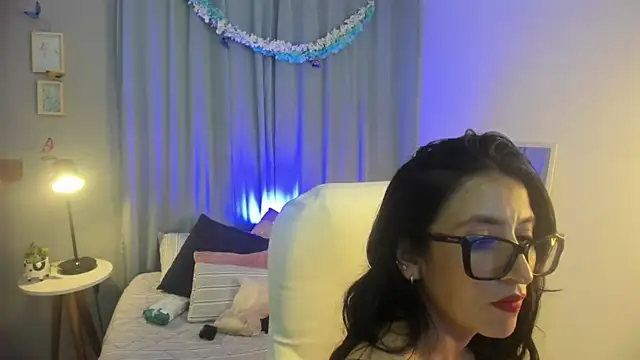 kira moon   online show from 04/08/26, 09:05