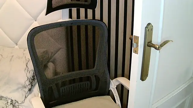 xxNoeliaxx online show from 12/04/25, 08:02