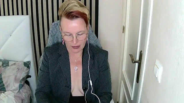 Snapshot of xxNoeliaxx chatting on 03/15/25, 07:53 xxNoeliaxx online show from 03/15/25, 07:53