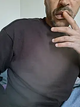 Snapshot of molozeb chatting on 10/14/25, 04:29 molozeb online show from 10/14/25, 04:29