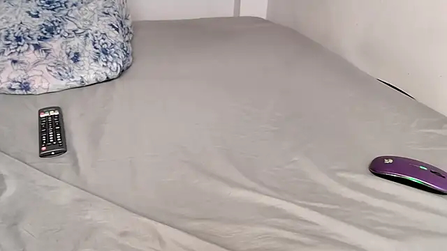 Snapshot of caarlywhitee chatting on 12/17/25, 01:21 caarlywhitee online show from 12/17/25, 01:21