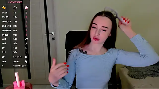 Snapshot of Kimmberr chatting on 10/17/25, 03:32 Kimmberr online show from 10/17/25, 03:32