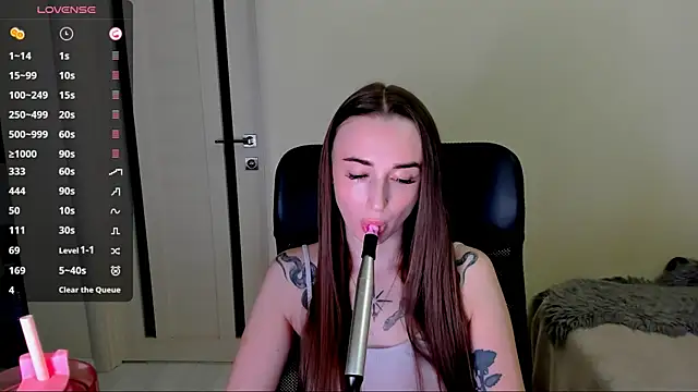 Snapshot of Kimmberr chatting on 12/04/25, 02:43 Kimmberr online show from 12/04/25, 02:43