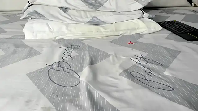 Snapshot of maybelline69 chatting on 10/21/25, 08:52 maybelline69 online show from 10/21/25, 08:52