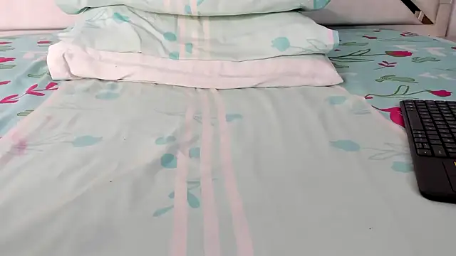 Snapshot of maybelline69 chatting on 10/05/25, 07:04 maybelline69 online show from 10/05/25, 07:04