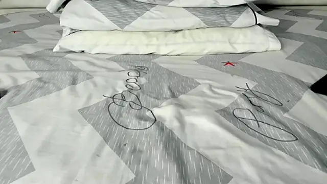 Snapshot of maybelline69 chatting on 10/18/25, 08:11 maybelline69 online show from 10/18/25, 08:11