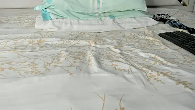 Snapshot of maybelline69 chatting on 10/01/25, 10:35 maybelline69 online show from 10/01/25, 10:35