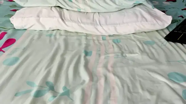 Snapshot of maybelline69 chatting on 12/17/25, 06:24 maybelline69 online show from 12/17/25, 06:24