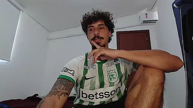 Snapshot of milkoffe chatting on 02/12/26, 01:11 milkoffe online show from 02/12/26, 01:11