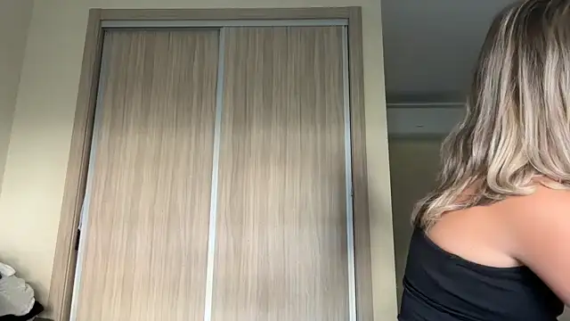 Snapshot of naughtyhollyxxxx chatting on 09/22/25, 07:47 naughtyhollyxxxx online show from 09/22/25, 07:47