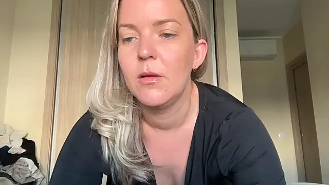 Snapshot of naughtyhollyxxxx chatting on 09/15/25, 07:42 naughtyhollyxxxx online show from 09/15/25, 07:42