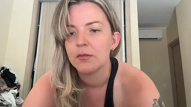 Snapshot of naughtyhollyxxxx chatting on 09/10/25, 02:27 naughtyhollyxxxx online show from 09/10/25, 02:27