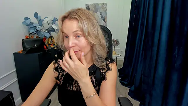 Snapshot of Sinty_Devis chatting on 10/19/25, 11:35 Sinty Devis online show from 10/19/25, 11:35