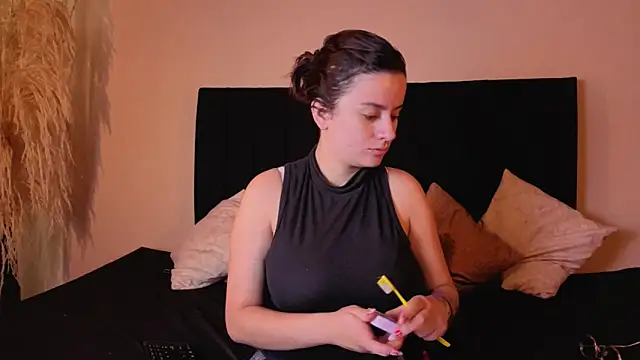 kassandra james online show from 12/19/25, 01:13