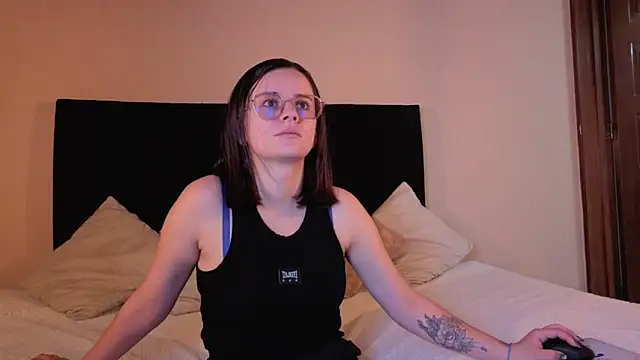 kassandra james online show from 11/30/25, 04:19