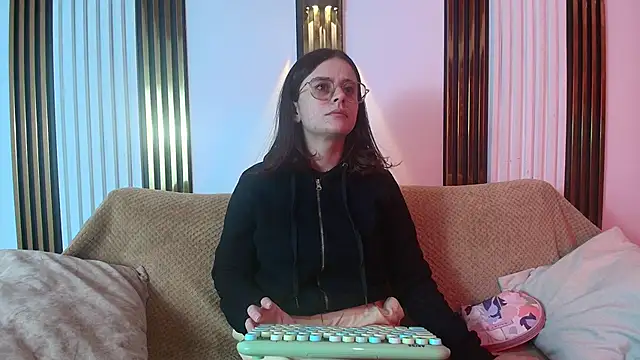 kassandra james online show from 02/04/26, 01:06