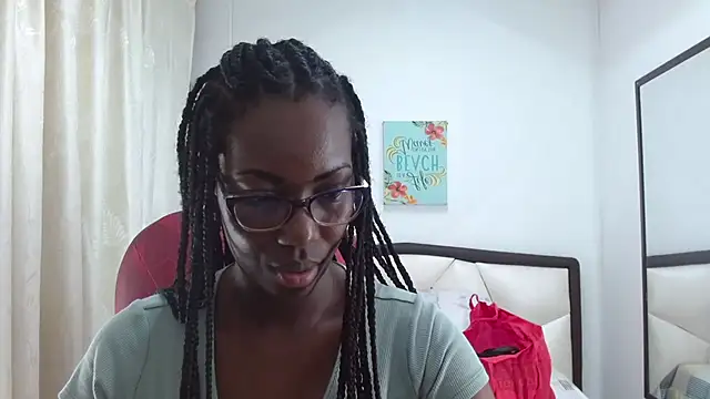 Snapshot of Sara_Marks chatting on 12/20/25, 11:24 Sara Marks online show from 12/20/25, 11:24