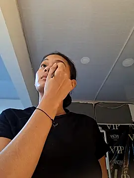 Snapshot of _frida1 chatting on 10/25/25, 12:28 frida1 online show from 10/25/25, 12:28