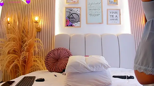 carolriveraa  online show from 09/23/25, 08:49