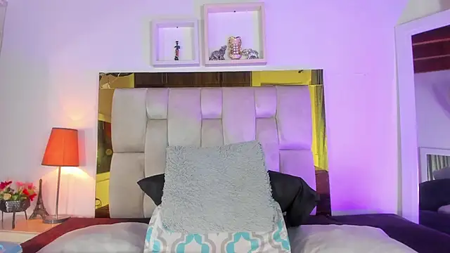 Snapshot of emmy_r chatting on 02/28/25, 12:09 emmy r online show from 02/28/25, 12:09