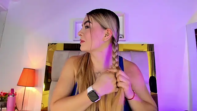 Snapshot of emmy_r chatting on 03/07/25, 12:12 emmy r online show from 03/07/25, 12:12