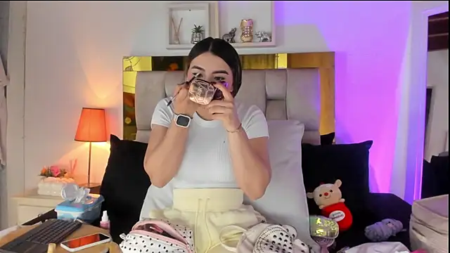 Snapshot of emmy_r chatting on 12/05/25, 12:15 emmy r online show from 12/05/25, 12:15