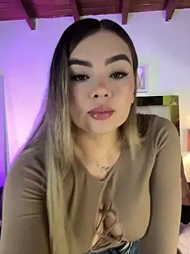 Snapshot of emmy_r chatting on 12/16/25, 12:09 emmy r online show from 12/16/25, 12:09