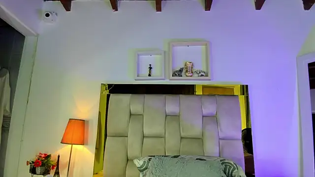 Snapshot of emmy_r chatting on 03/10/25, 12:06 emmy r online show from 03/10/25, 12:06