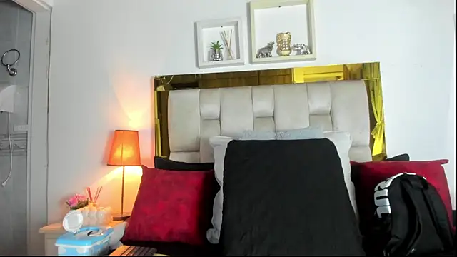 Snapshot of emmy_r chatting on 09/27/25, 12:00 emmy r online show from 09/27/25, 12:00